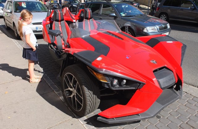 Polaris Slingshot to trójkołowiec przypominający samochód, ale w Polsce klasyfikowany jest obecnie jako... motocykl.