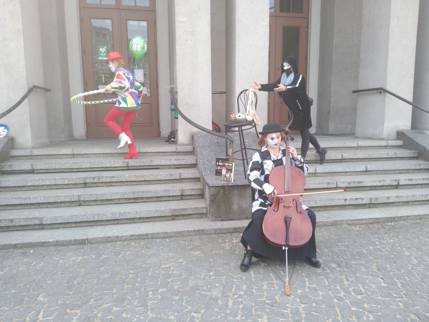 Happening przed Teatrem im. A. Mickiewicza w Częstochowie,...