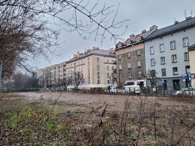 Na terenie w rejonie skrzyżowania ulic Senatorskiej i Komorowskiego na krakowskim Zwierzyńcu może powstać budynek mający 23 m wysokości i 60 m długości. Mieszkańcy nie godzą się na tę inwestycję