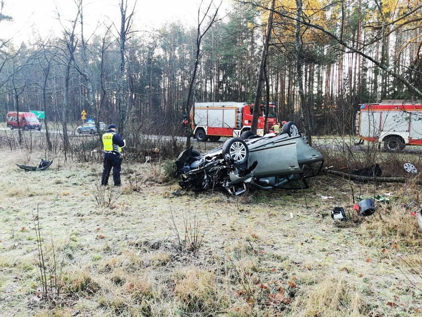 Wypadek w Mostowie. Jeden z samochodów dachował