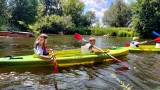 Wakacje z Wodnym Ochotniczym Pogotowiem Ratunkowym w Białobrzegach. Ratownicy organizują półkolonie, uczą pływać i zabierają na kajaki