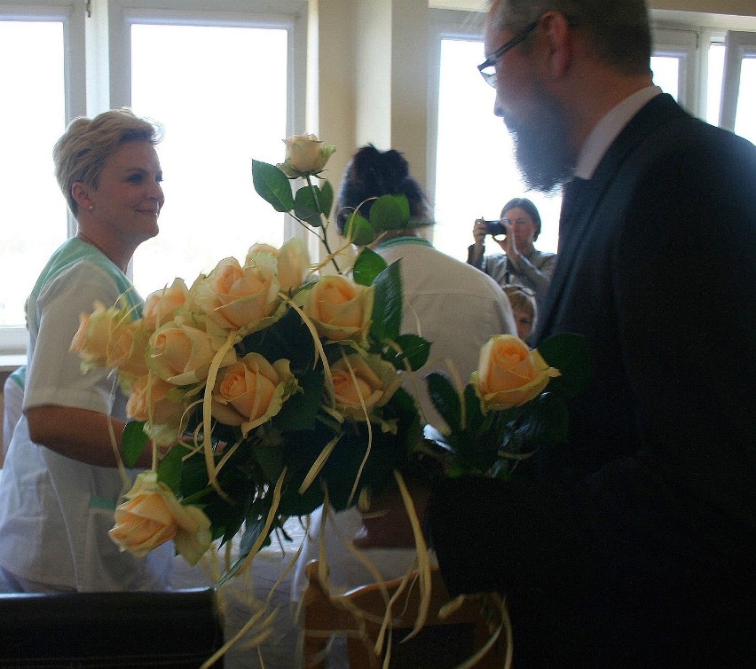 Kwiaty wręczali prezesi i starosta.  Dziękowali...