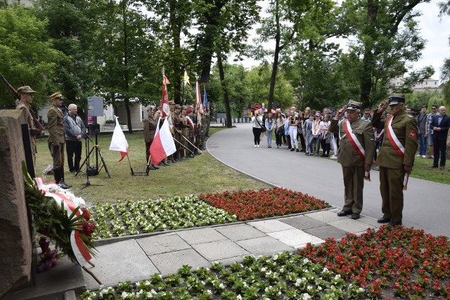 Pod pomnikiem upamiętniającym udany zamach na Franza Wittka, szefa siatki niemieckich agentów, we wtorek, 13 czerwca, złożono kwiaty.