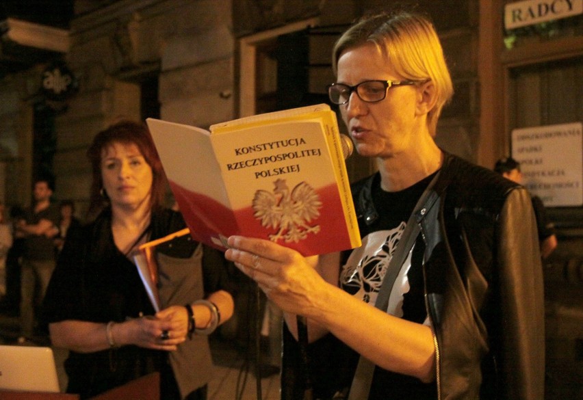 Manifestacja "Łańcuch Światła" w Radomiu. Kilkaset osób protestowało w obronie wolnych sądów