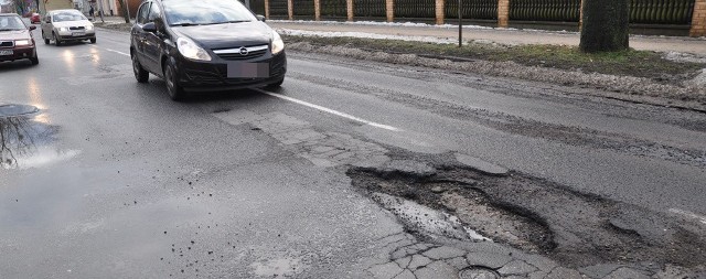 Zima daje się we znaki sfatygowanym szczecineckim ulicom, ale dziura na ulicy Kościuszki potrafi przestraszyć. 