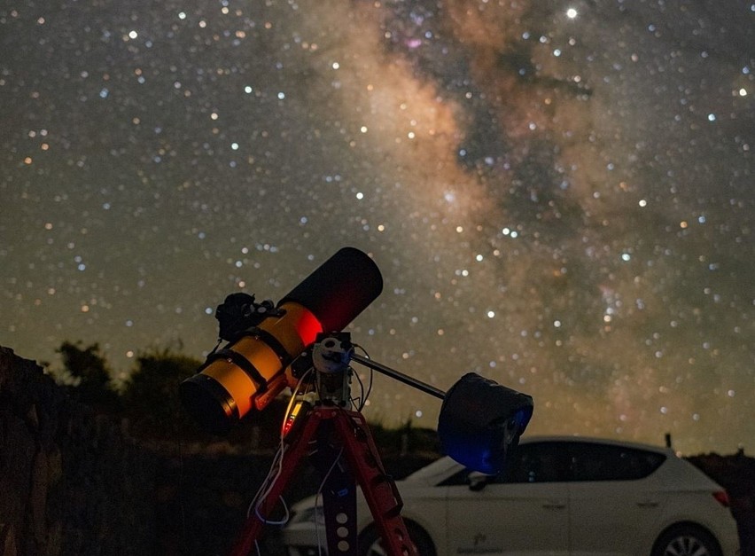 Teleskop podczas fotografowania pod rozgwieżdżonym niebem....