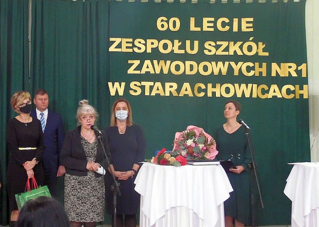 Podczas jubileuszu przemawia Grażyna Małecka, dyrektor Zespołu Szkół Zawodowych numer 2 w Starachowicach