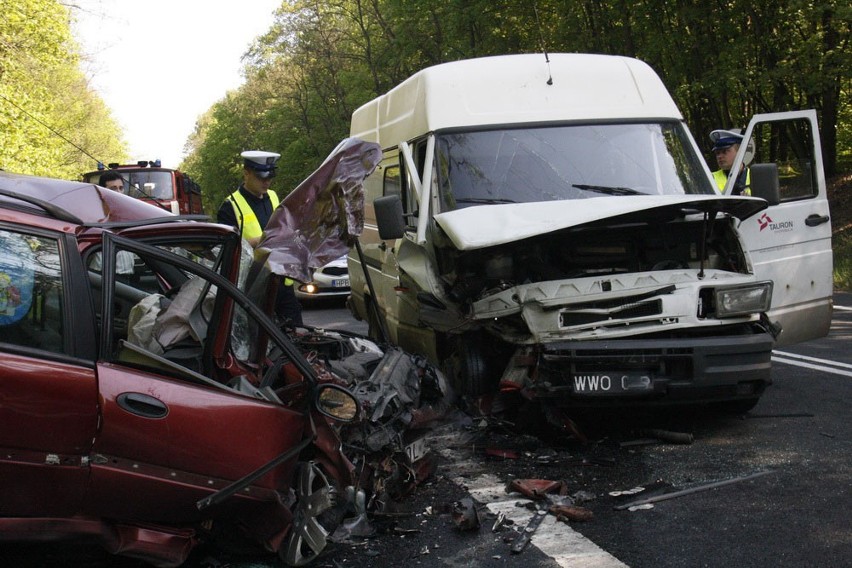 Wypadek na drodze Legnica - Lubin. Renault zderzyło się czołowo z iveco (ZDJĘCIA)