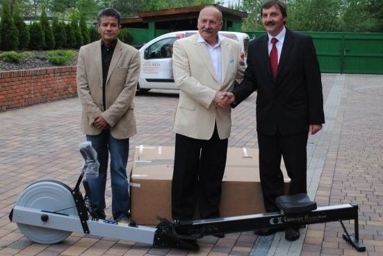 Poseł Zbigniew Pacelt (w środku) przekazuje główną nagrodę - ergometr wiślarski - dyrektorowi Miejskiego Ośrodka Sportu i Rekreacji w Sandomierzu Januszowi Chabelowi. Z lewej Rashid Hemine, pracownik ośrodka.