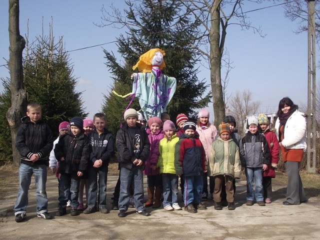 Uczniowie z Sokolnik Mokrych pożegnali Panią Zimę.