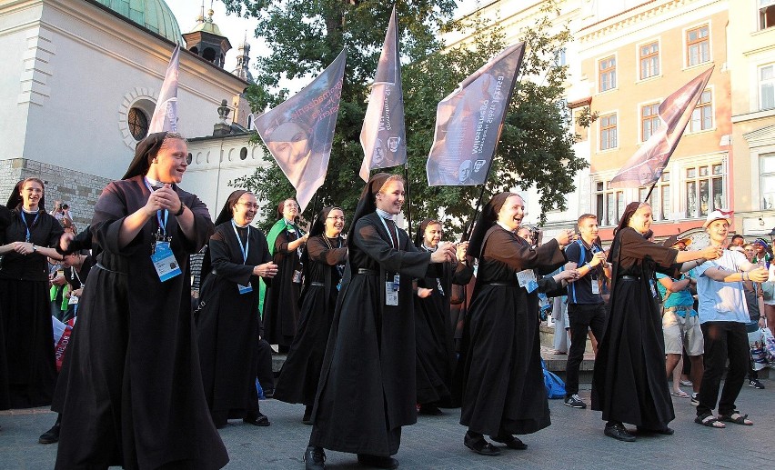 Kraków. Rynek opanowany przez pielgrzymów [ZDJĘCIA]