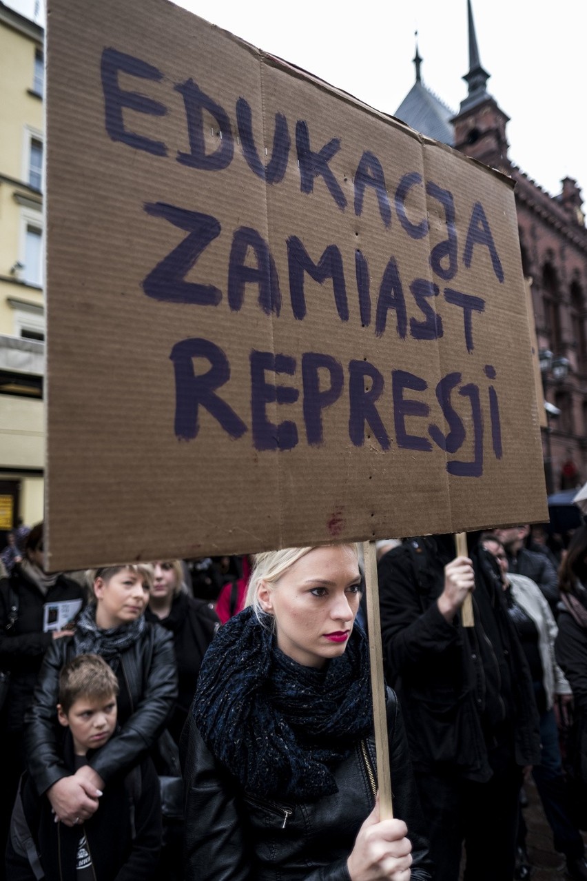 Strajk kobiet i czarny protest na Rynku Staromiejskim w Toruniu