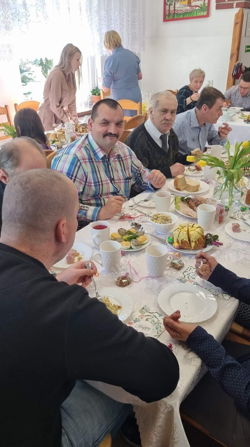 Wielkanocne śniadanie w Warsztacie Terapii Zajęciowej w Sobowie. Zobacz zdjęcia