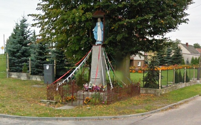 Agresywnego mężczyznę policjanci zatrzymali po tym, jak spadł z figurki Matki Boskiej, na którą wszedł.