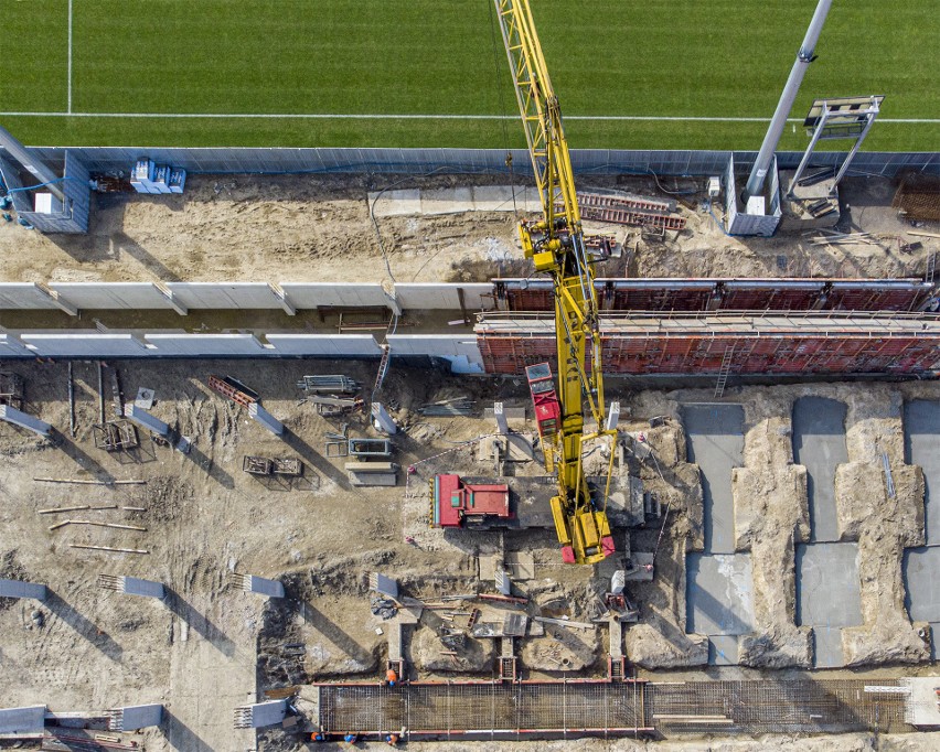 Budowa stadionu ŁKS. Koronawirus budowlańcom niestraszny [FILM i ZDJĘCIA Z BUDOWY]