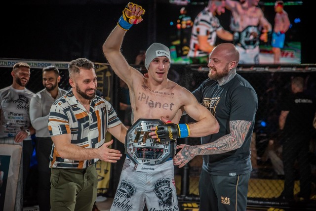 Marcin Skrzek wywalczył mistrzowski pas na marcowej gali federacji Thunderstrike Fight League w Radomiu.