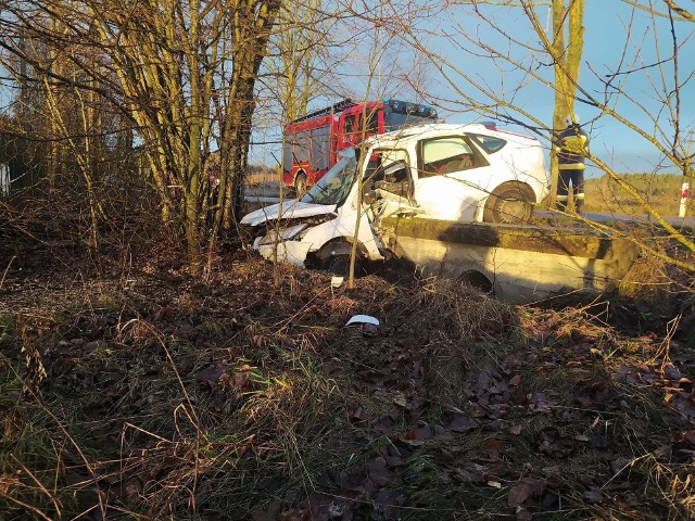 Wypadek na drodze Michałowo - Podozierany. Ford uderzył w drzewo i wbił się w betonowy przepust