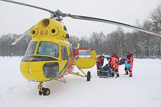 Helikopter sanitarny cały czas kursuje między Łomżą a Białymstokiem. Wystarczy zła pogoda i już nie może wylądować. Problemy rozwiąże profesjonalne lądowisko przy łomżyńskim szpitalu.