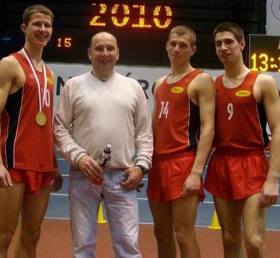Na zdjęciu stoją (od lewej) Piotr Polakowski, trener Andrzej Wardaszka, Rafał Jaworowski, Mariusz Małkiński.