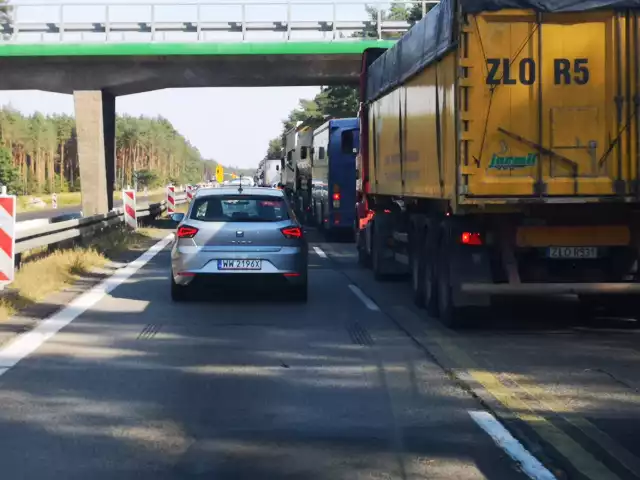 Już ponad kilometr ma korek w kierunku Świnoujścia na drodze S3 między Szczecinem a Goleniowem. Powodem są roboty drogowe i zwężenie na jednym pasie. Dziś ruch na drodze S3 jest spory jak na wrzesień ze względy na ładną pogodę.