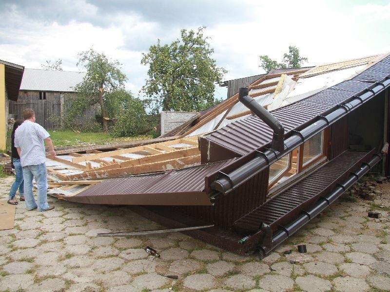 Siła wiatru w gminie Bodzentyn była tak duża, ze nawałnica...