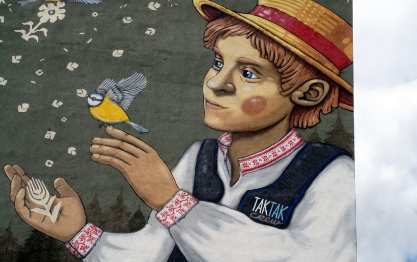 Mural w Białymstoku chłopiec z tkaniną i pieczenie chleba