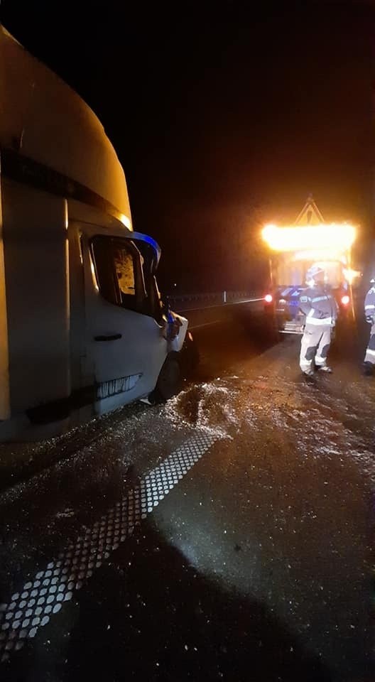 Znów wypadek na drodze ekspresowej S8 w Podlaskiem. Bus zderzył się z pługopiaskarką w okolicach Jeżewa (zdjęcia)