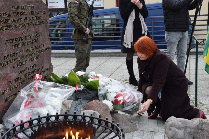 Narodowy Dzień Pamięci Żołnierzy Wyklętych w Ostrowi Mazowieckiej. Obchody odbyły się 1.03.2024 przed pomnikiem