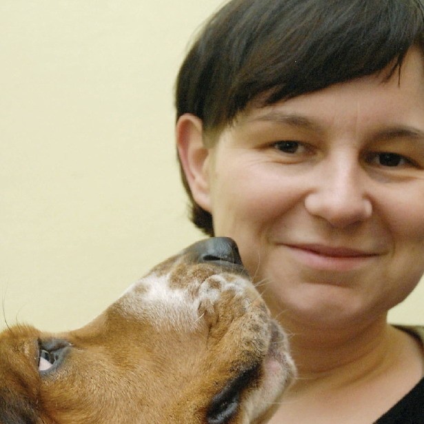 Aneta Marko i jej Baster. Właścicielka basseta popiera pomysł czipowania psów.