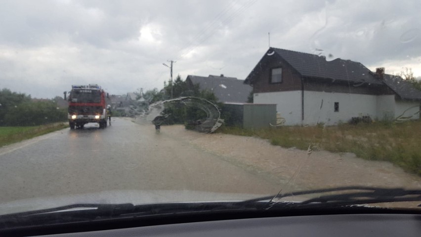 Orawa. Oberwanie chmury w Lipnicy Małej. Domy zalewa woda [NOWE ZDJĘCIA]