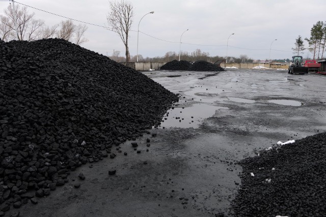 Grubego węgla na składzie przy ul. Sikorskiego w Rzeszowie brakowało przez około tydzień, ale obecnie można go tam nabyć za niecałe 2000 zł za tonę.