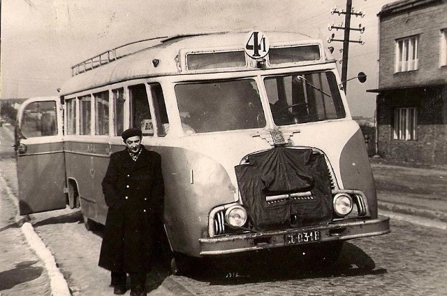 Skarżyski MKS ma już 55 lat. Na zdjęciu kierowca J. Markiewicz przy pierwszym skarżyskim autobusie Star z 1960 roku.