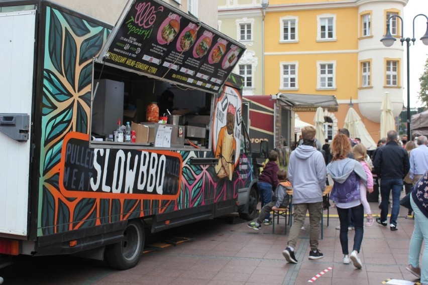 Opole. Kilkanaście food trucków ze smakołykami z różnych stron świata zaparkowało na opolskim Rynku