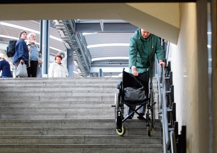 Zejście z peronu 2 sprawia niepełnosprawnym sporo problemów