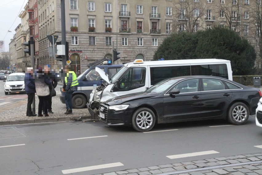 Wypadek na placu Kościuszki. Zderzenie audi z taksówką