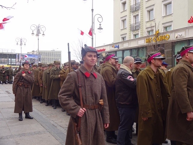 Ulicami Kielc przeszedł marsz upamiętniający ofiary zbrodni katyńskiej [ZDJĘCIA]