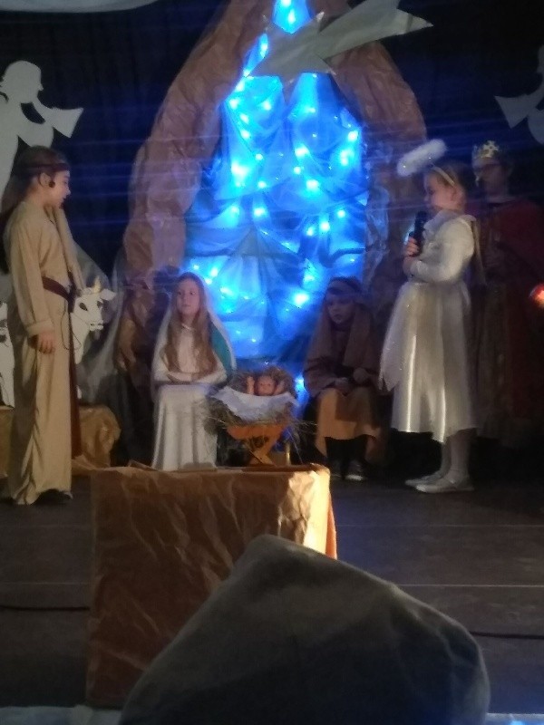 Uczniowie ze szkół gminy Czarnocin przygotowali przedsmak świąt Bożego Narodzenia. Wystawili piękne jasełka [ZDJĘCIA] 