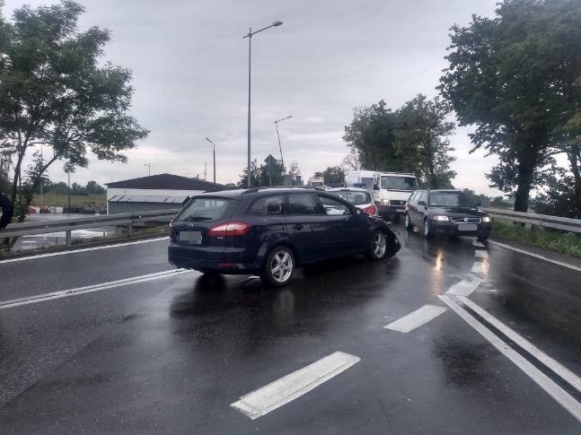 Wypadek trzech samochodów na węźle Kostomłoty przy autostradzie A4 