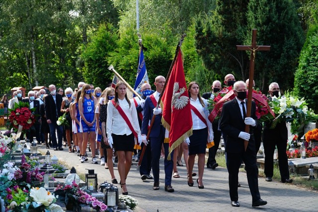 We wtorek na cmentarzu na Naramowicach pożegnaliśmy Wojciecha Chomicza, byłego zawodnika AZS Poznań, wieloletniego prezesa  Wielkopolskiego Związku Koszykówki, sędziego, komisarza i wiceprezesa Polskiego Związku Koszykówki. Wojciech Chomicz miał 67 lat, zmarł na atak serca. Przejdź do kolejnego zdjęcia --->