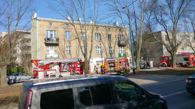 Pożar w mieszkaniu przy ul. Dąbrowskiego w Łodzi. Ewakuacja lokatorów