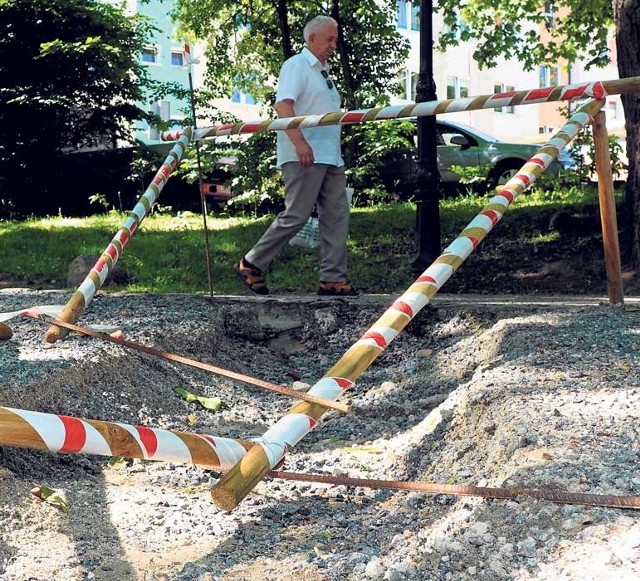 Wystarczyły większe opady, by całkowicie zniszczyło alejkę pomiędzy stawem a rzeczką. Miasto liczy na odszkodowanie