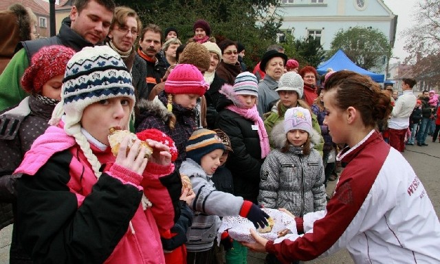 Podczas kiermaszu dziewczęta z zespołu Wisienki częstowały mieszkańców rogalami. - Są smaczne, choć wypieczone zostały przez naszych cukierników bez unijnych papierów - zapewniali międzychodzienie.