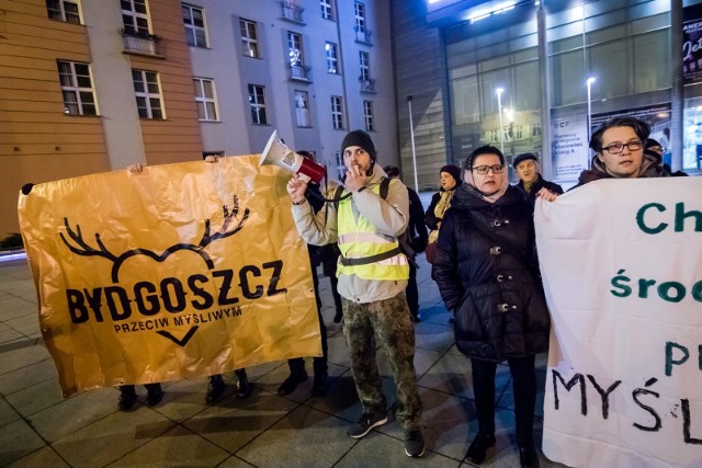 Miłośnicy zwierząt spotkali się w czwartek (1 lutego) przy ul. Gdańskiej (przed biurem PiS) w Bydgoszczy,  by wyrazić sprzeciw w związku z formą nowelizacji ustawy "Prawo Łowieckie". "Nowelizacja cementuje patologie polskiego myślistwa i stwarza nowe zagrożenia oraz niepotrzebne konflikty społeczne - prawo myśliwego do polowania będzie nadrzędne wobec prawa i bezpieczeństwa obywateli oraz ochrony wspólnego dobra - przyrody" - argumentują protestujący.Zobacz również: Polskie szanse medalowe w Pjongczangu: Zbigniew Bródka (źródło: Press Focus, dostawca x-news)