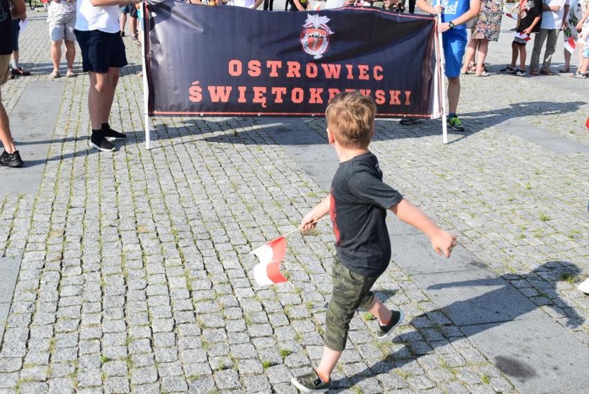 Chwała bohaterom – przepiękna manifestacja ostrowieckiej młodzieży w rocznice wybuch Powstania Warszawskiego [WIDEO, zdjęcia]