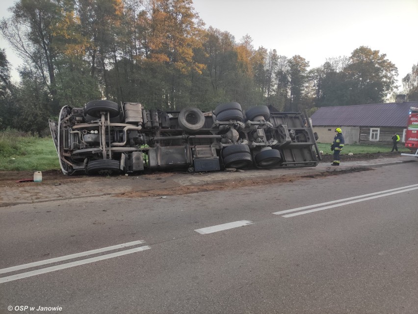 Janów. Ciężarówka z kurczakami wywróciła się w rowie....