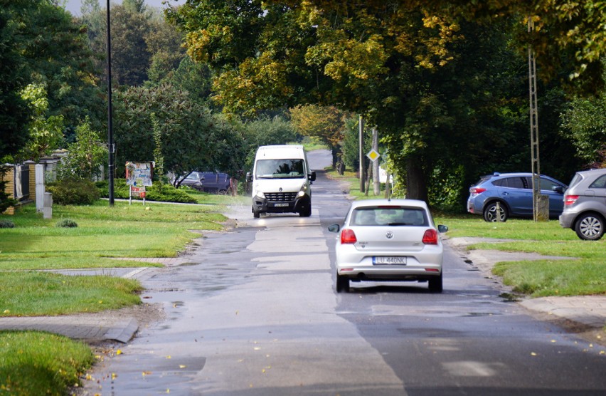 Raszyńska do przebudowy. Inwestycja będzie kosztować ponad 9,3 mln zł. Kiedy mieszkańcy Węglina Północnego pojadą drogą równą jak stół? 