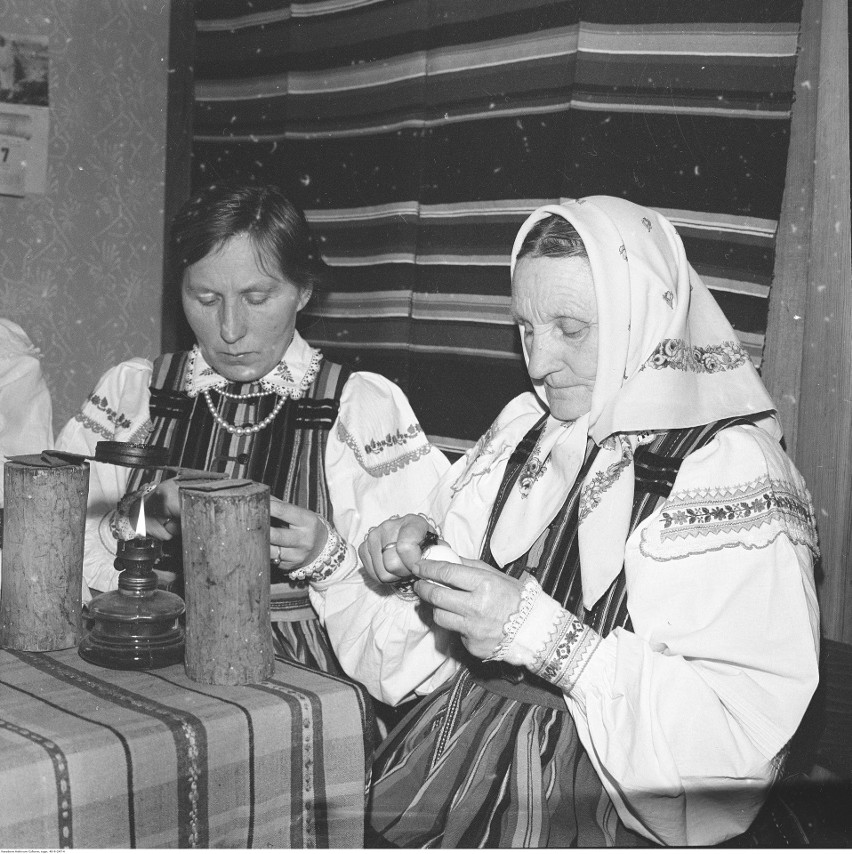 1981 r. Kobiety zdobią pisanki. Widoczna lampa naftowa...