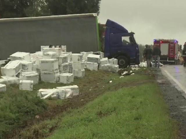 Ponad 300 pralek wypadło z ciężarówki na drodze krajowej nr 28 w okolicach Wadowic