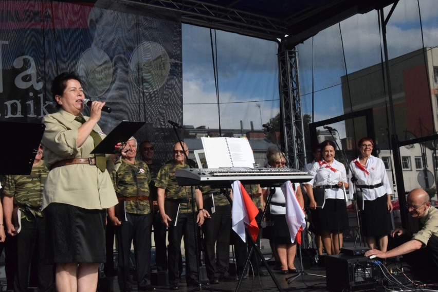 Suwałki. Seniorzy śpiewali piosenki żołnierskie podczas koncertu "Naród, który przestaje śpiewać, przestaje żyć" [ZDJĘCIA, WIDEO]