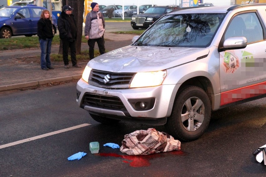 Suzuki potrąciło pieszą na Nadodrzu. Kobieta jest w ciężkim stanie